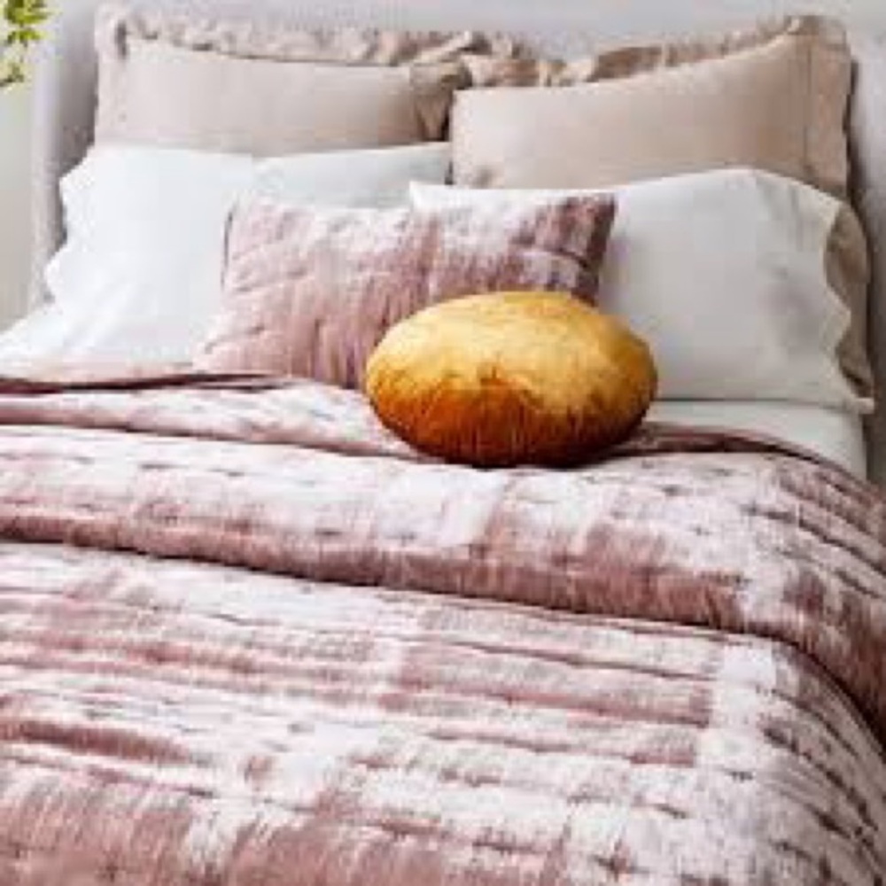 West Elm KING/ Cali King Quilt w/ 3 matching Euro shams. Blush velvet.